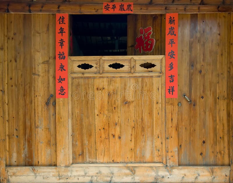 Die alte Holzschnitttür im traditionellen Stil mit Frühlingsfestivals-Kopplungen im chinesischen Neujahr stockfoto Die alte Holzschnitttür im traditionellen Stil mit Frühlingsfestivals-Kopplungen im chinesischen Neujahr stockfoto