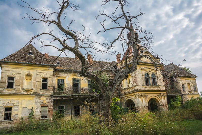 Die alte Ruine von Bisingen-Schloss nahe Stadt von Vrsac, Serbien lizenzfreies stockbild Die alte Ruine von Bisingen-Schloss nahe Stadt von Vrsac, Serbien lizenzfreies stockbild