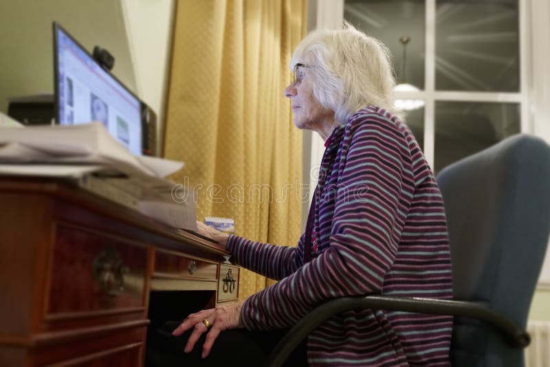 Die alte ältere ältere Person, die Computer lernen und die on-line-Internet-Fähigkeiten passen Geldbetrugs-Betrugsspam auf lizenzfreie stockfotografie