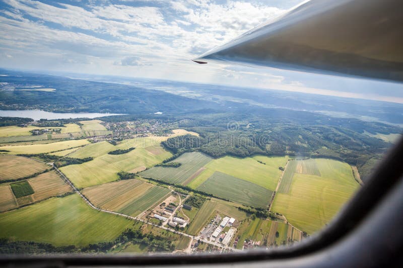 Die Ansicht vom Cockpit eines Segelflugzeugs lizenzfreies stockbild Die Ansicht vom Cockpit eines Segelflugzeugs lizenzfreies stockbild