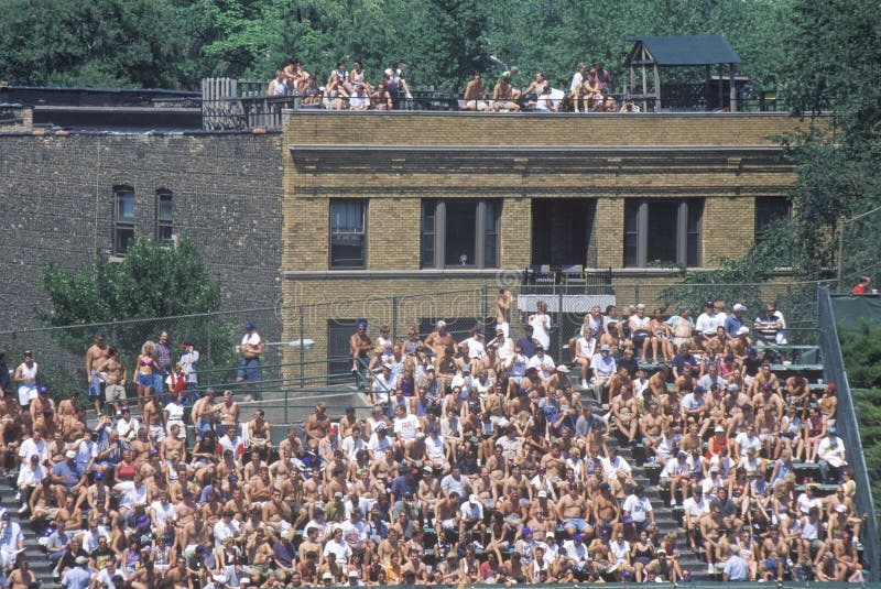 Die Ansicht von vollen Zuschauertribünen, voll von den Fans während eines Spiels des professionellen Baseballs, Wrigley fangen, I lizenzfreies stockfoto Die Ansicht von vollen Zuschauertribünen, voll von den Fans während eines Spiels des professionellen Baseballs, Wrigley fangen, I lizenzfreies stockfoto