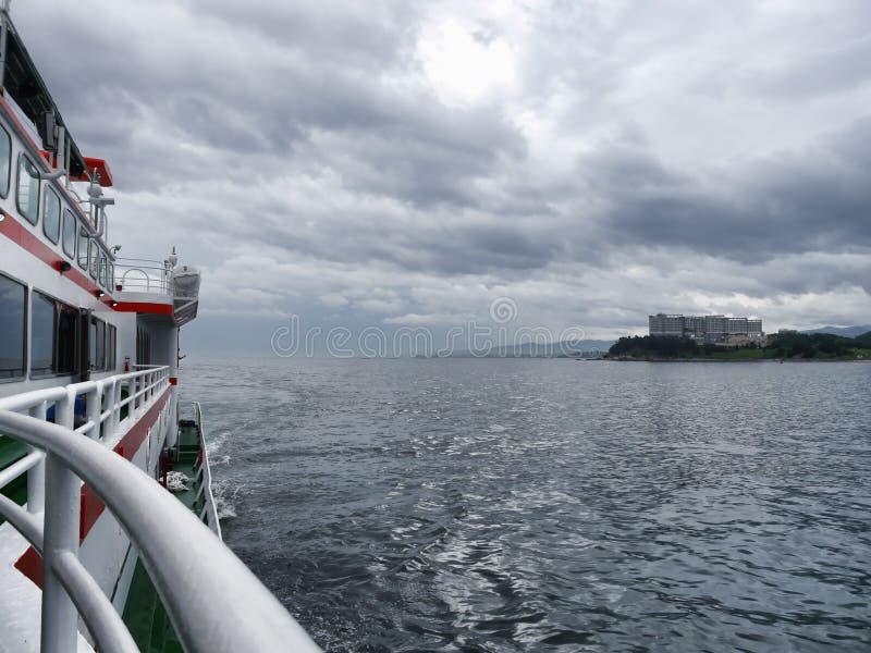 Die Ansicht zum Meer von einem Schiff vor einem Sturm stockbild Die Ansicht zum Meer von einem Schiff vor einem Sturm stockbild