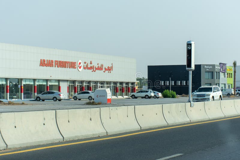 Die Arabische Emirate-Landstraßen sind von der Radargeschwindigkeitskamera einschließt Grenzgeschwindigkeit und Veranlassungsfahr lizenzfreies stockfoto Die Arabische Emirate-Landstraßen sind von der Radargeschwindigkeitskamera einschließt Grenzgeschwindigkeit und Veranlassungsfahr lizenzfreies stockfoto