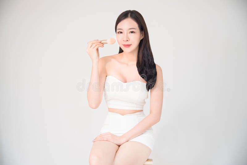 Die Asiatin, die Kosmetikmake-up verwendet, erröten auf Gesicht Schönheit, Make-up lizenzfreie stockfotografie Die Asiatin, die Kosmetikmake-up verwendet, erröten auf Gesicht Schönheit, Make-up lizenzfreie stockfotografie