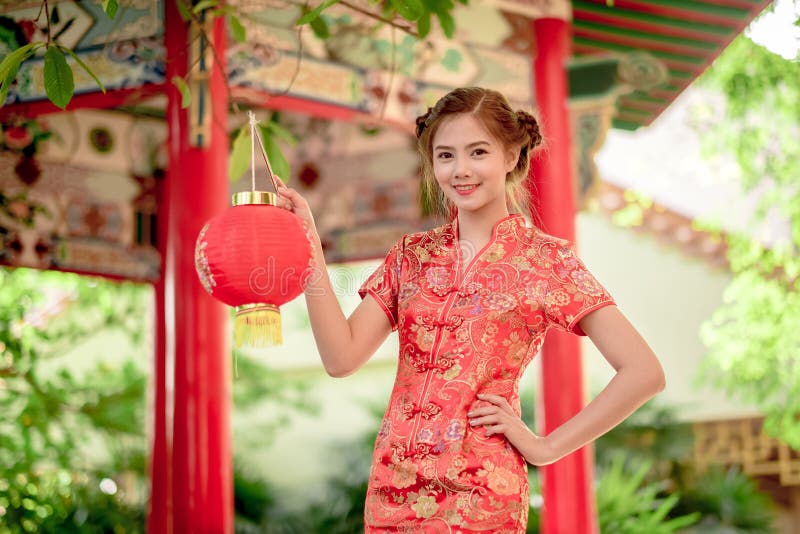 Die asiatische Chinesin auf traditionellen Chinesen halten rotes Papier stockbilder Die asiatische Chinesin auf traditionellen Chinesen halten rotes Papier stockbilder