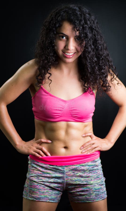 Die athletische Brunettefrau, welche die rosa Spitzen- und zusammenpassenden kurzen Hosen, aufwerfend für die Kamera vorführt ABS stockbilder Die athletische Brunettefrau, welche die rosa Spitzen- und zusammenpassenden kurzen Hosen, aufwerfend für die Kamera vorführt ABS stockbilder