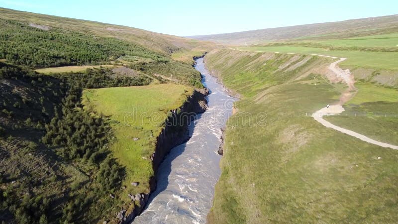 Die Aussicht aus der Luft auf eine gewundene Flussschlucht stock video