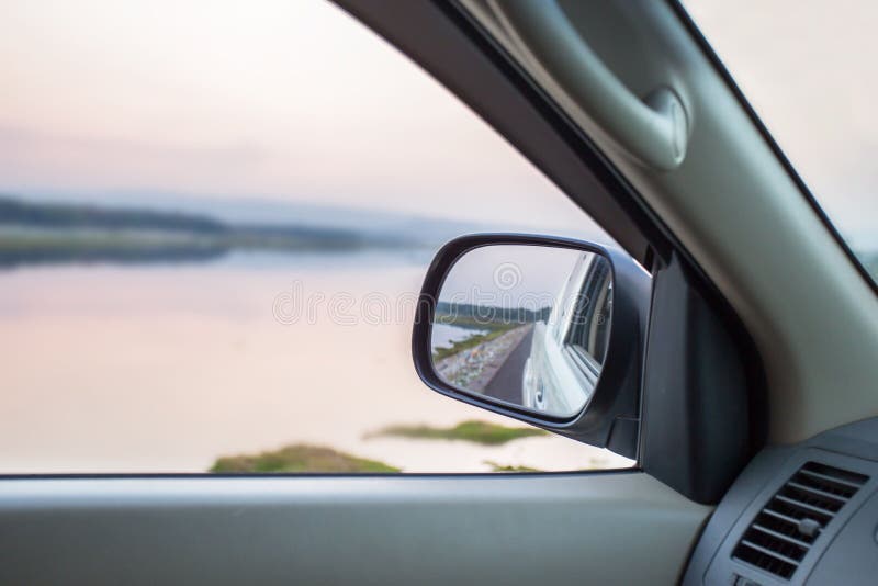 Die Autos Fahren Vom Gray-Auto-Seitenspiegel Durch Die Straße