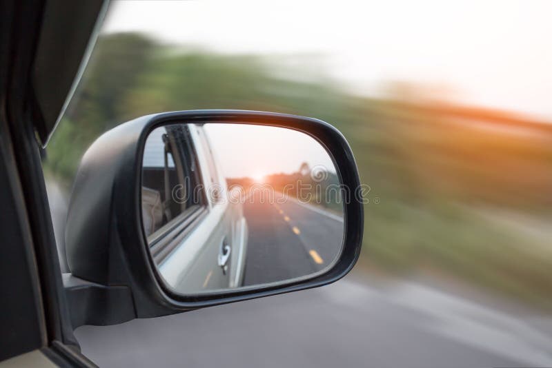 Die Autos Fahren Vom Gray-Auto-Seitenspiegel Durch Die Straße