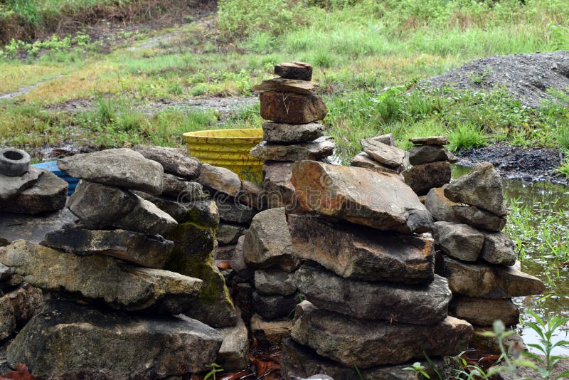 Die Basaltstein Felsen-Stapel, die auf Hinterhof für gestapelt werden, hält lizenzfreie stockbilder Die Basaltstein Felsen-Stapel, die auf Hinterhof für gestapelt werden, hält lizenzfreie stockbilder