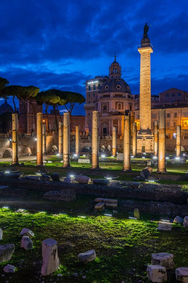 Die Basilika Ulpia und die Trajan-` s Spalte nachts in Rom, Italien lizenzfreie stockfotos Die Basilika Ulpia und die Trajan-` s Spalte nachts in Rom, Italien lizenzfreie stockfotos