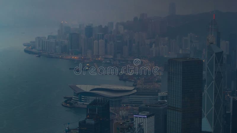 Die berühmte Ansicht von Hong Kong von Victoria Peak-Nacht zu Tag-timelapse Genommen vor Sonnenaufgang mit bunten Wolken vorbei