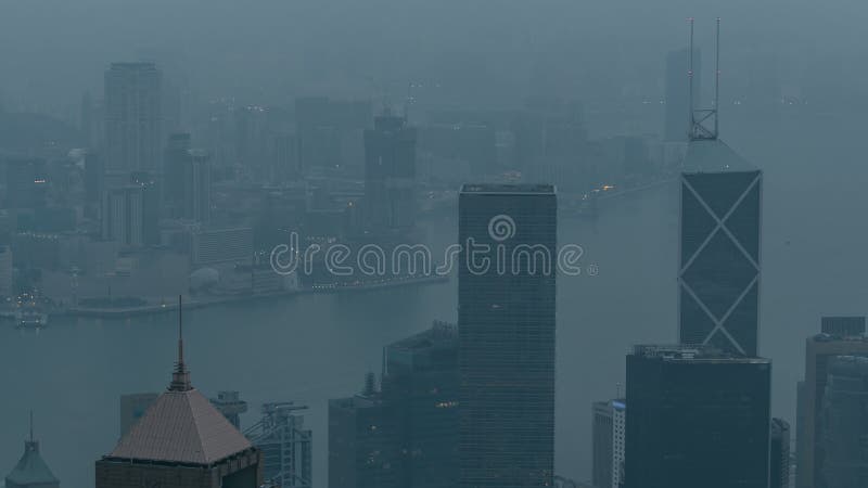 Die berühmte Ansicht von Hong Kong von Victoria Peak-Nacht zu Tag-timelapse Genommen vor Sonnenaufgang mit bunten Wolken vorbei