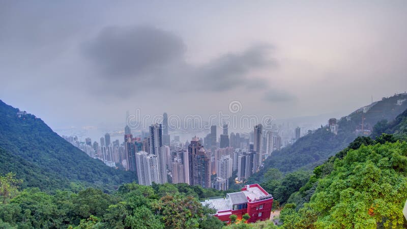 Die berühmte Ansicht von Hong Kong von Victoria Peak-Nacht zu Tag-timelapse Genommen vor Sonnenaufgang mit bunten Wolken vorbei