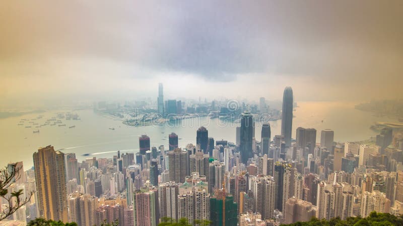 Die berühmte Ansicht von Hong Kong von Victoria Peak-timelapse Genommen bei Sonnenaufgang mit bunten Wolken über Kowloon-Bucht