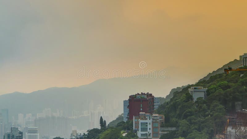 Die berühmte Aussicht auf Hong kong von der Spitze der Zeitspanne. bei Sonnenaufgang aufgenommen, während die Sonne in kowloon übe