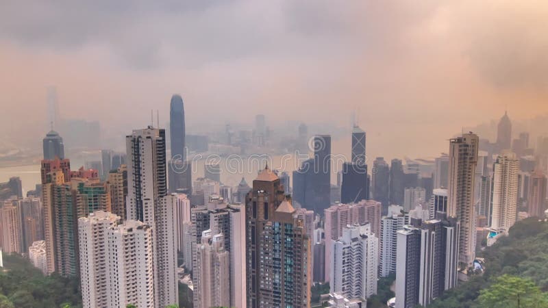 Die berühmte Aussicht auf Hong kong von der Spitze der Zeitspanne. bei Sonnenaufgang aufgenommen, während die Sonne über die kowlo