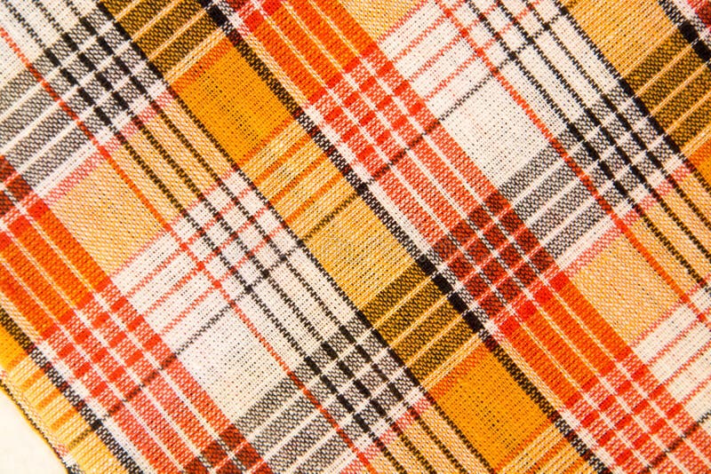 Die Beschaffenheit des weißen karierten, orange, roten, schwarzen Baumwollgewebees lizenzfreie stockfotos Die Beschaffenheit des weißen karierten, orange, roten, schwarzen Baumwollgewebees lizenzfreie stockfotos