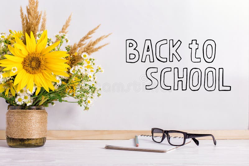 Die Beschriftung Auf Der Weiaÿen Tafel Zura Ck Zur Schule Ein Tisch Mit Blumenstrauquett Brillen Und Attributen Zum Schreiben Stockbild Bild Von Beschriftung Tisch