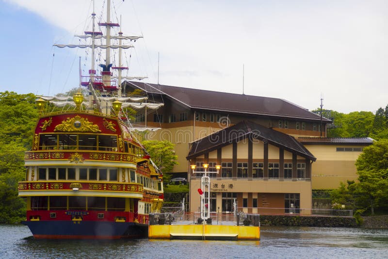 Die Besichtigungskreuzfahrt Hakone Nehmen Sie eine Reise zum See und genie?en Sie die sch?nen Bergblicke lizenzfreies stockbild Die Besichtigungskreuzfahrt Hakone Nehmen Sie eine Reise zum See und genie?en Sie die sch?nen Bergblicke lizenzfreies stockbild