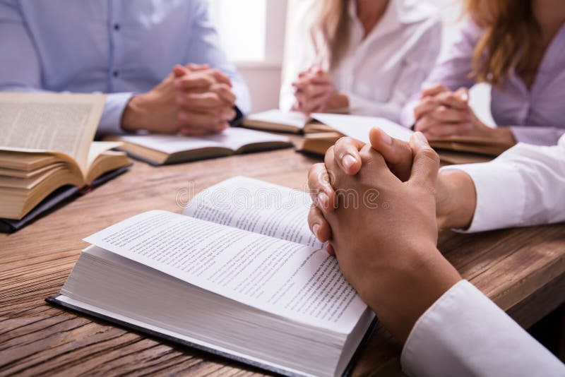 Die betende Hand der Frau auf Bibel lizenzfreie stockfotos Die betende Hand der Frau auf Bibel lizenzfreie stockfotos