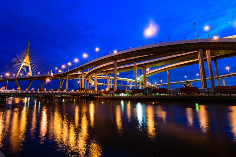 Die Bhumibol-Brücke alias industrielle Ring Road Bridg stockbild Die Bhumibol-Brücke alias industrielle Ring Road Bridg stockbild