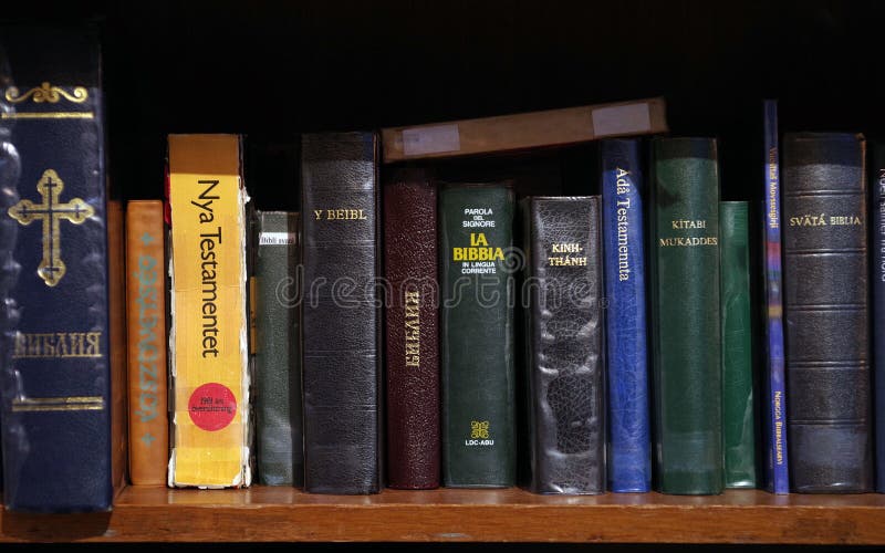 Die Bibeln in den verschiedenen Sprachen der Welt ist auf dem Bücherregal stockbilder Die Bibeln in den verschiedenen Sprachen der Welt ist auf dem Bücherregal stockbilder