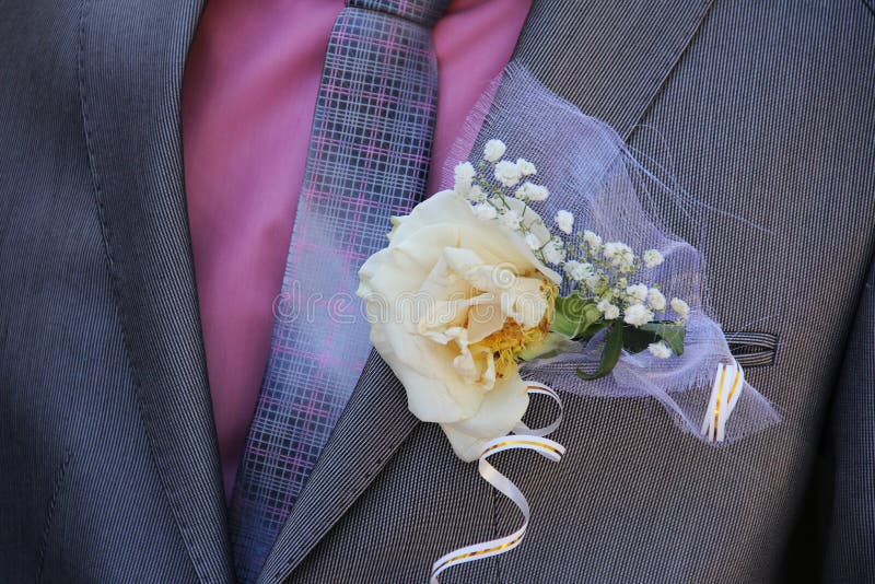 die Blumen auf der männlichen Jacke Nahaufnahme hochzeit stockfotografie die Blumen auf der männlichen Jacke Nahaufnahme hochzeit stockfotografie