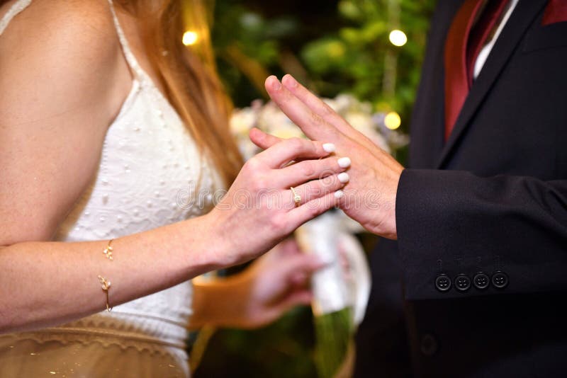Die Braut setzt einen Ehering auf den Bräutigam unter das chuppah an einer traditionellen jüdischen Hochzeit stockfotografie Die Braut setzt einen Ehering auf den Bräutigam unter das chuppah an einer traditionellen jüdischen Hochzeit stockfotografie