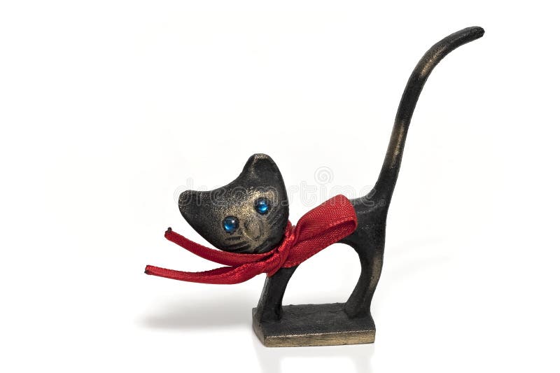 Die Bronzekatze mit dem roten Bogen lokalisiert lizenzfreie stockfotografie Die Bronzekatze mit dem roten Bogen lokalisiert lizenzfreie stockfotografie