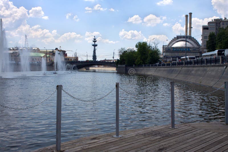 Die Brücke über dem Moskau-Fluss Brunnen auf dem Moskau-Fluss nahe Bolotnaya-Damm lizenzfreie stockbilder Die Brücke über dem Moskau-Fluss Brunnen auf dem Moskau-Fluss nahe Bolotnaya-Damm lizenzfreie stockbilder