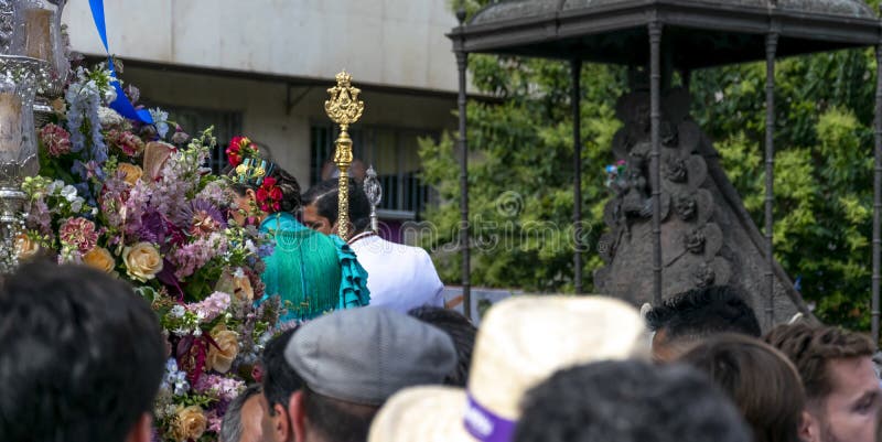 Die Brüderlichkeit von Rocio de huelva erscheint vor dem Bild des Blanca paloma in huelva spain am Tag seiner Abreise stockfotos