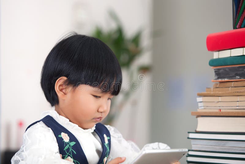 Die chinesischen Mädchen, das zu Hause bleiben und on-line-Klasse wird stockfotografie