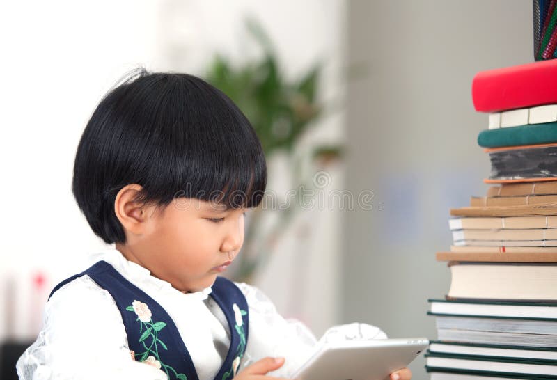 Die chinesischen Mädchen, das zu Hause bleiben und on-line-Klasse wird stockfoto