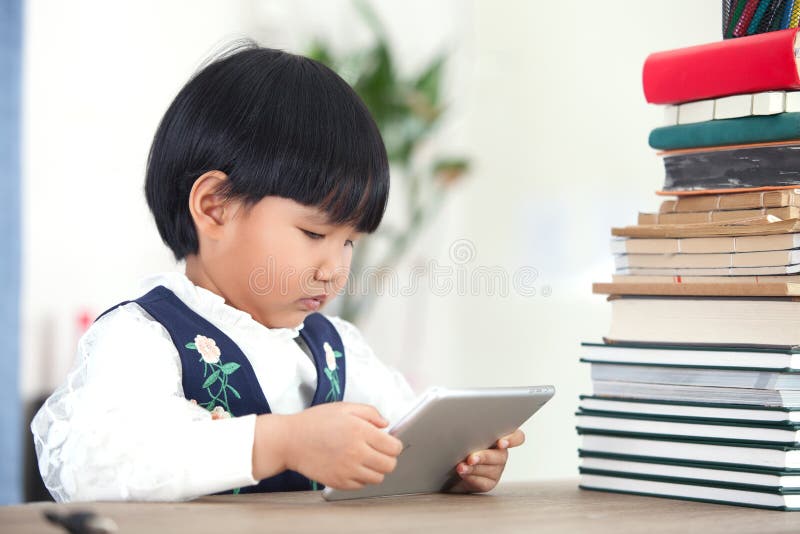 Die chinesischen Mädchen, das zu Hause bleiben und on-line-Klasse wird lizenzfreie stockfotografie