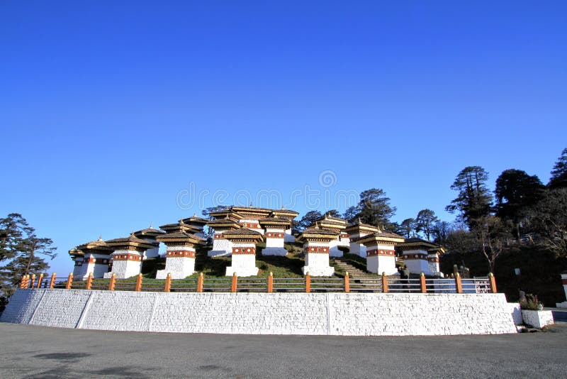 Die 108 chortens stupas ist das Denkmal zu Ehren des Bhuta stockbilder Die 108 chortens stupas ist das Denkmal zu Ehren des Bhuta stockbilder