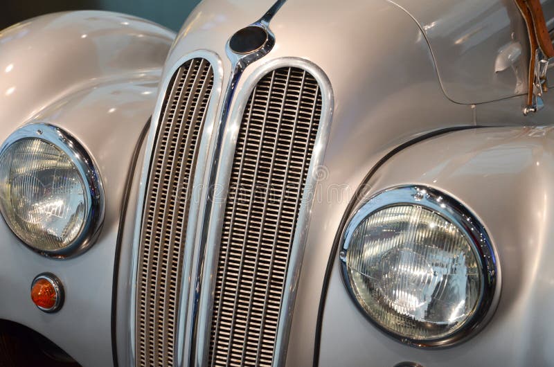 Die Darstellung des Autos Scheinwerfer eines Retro- Autoabschlusses oben stockfotografie