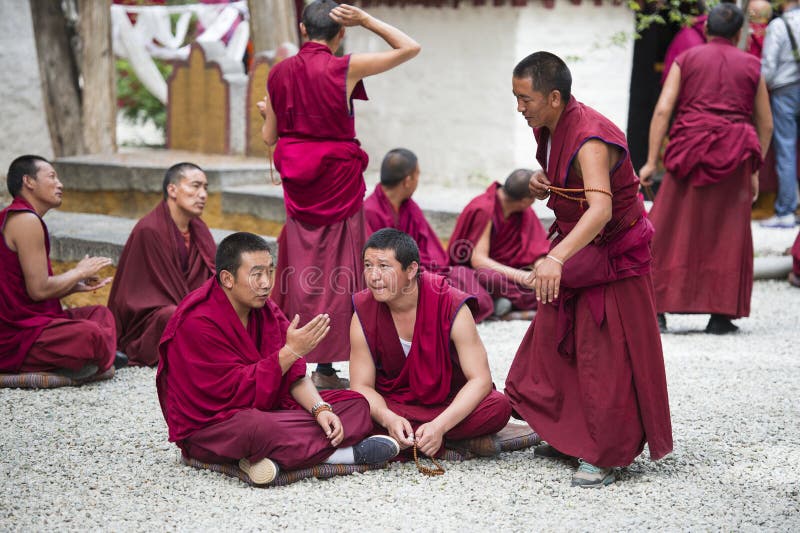 Die debattierende Praxis der buddhistischen Mönche, Seren Kloster, Lhasa, Tibet stockbild Die debattierende Praxis der buddhistischen Mönche, Seren Kloster, Lhasa, Tibet stockbild
