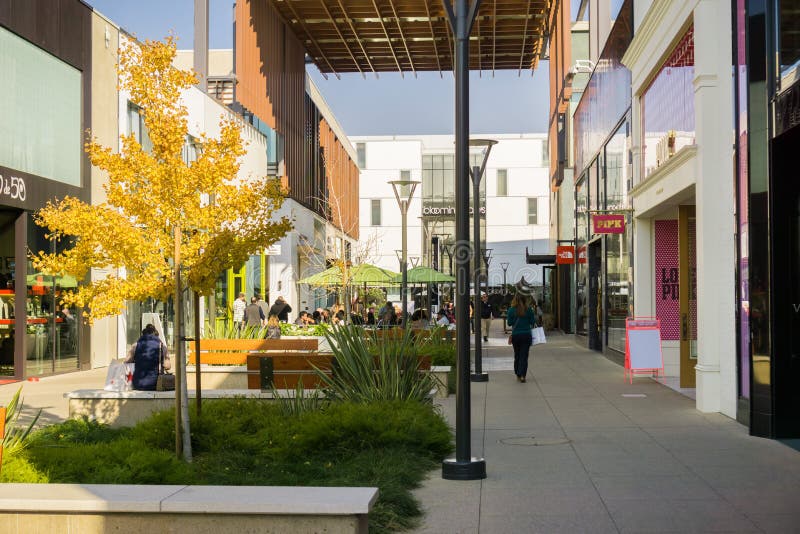 7 die december, 2017 Palo Alto/CA/de V.S. - door het openluchtwinkelcentrum van Stanford, de baaigebied lopen van San Francisco stock foto 7 die december, 2017 Palo Alto/CA/de V.S. - door het openluchtwinkelcentrum van Stanford, de baaigebied lopen van San Francisco stock foto
