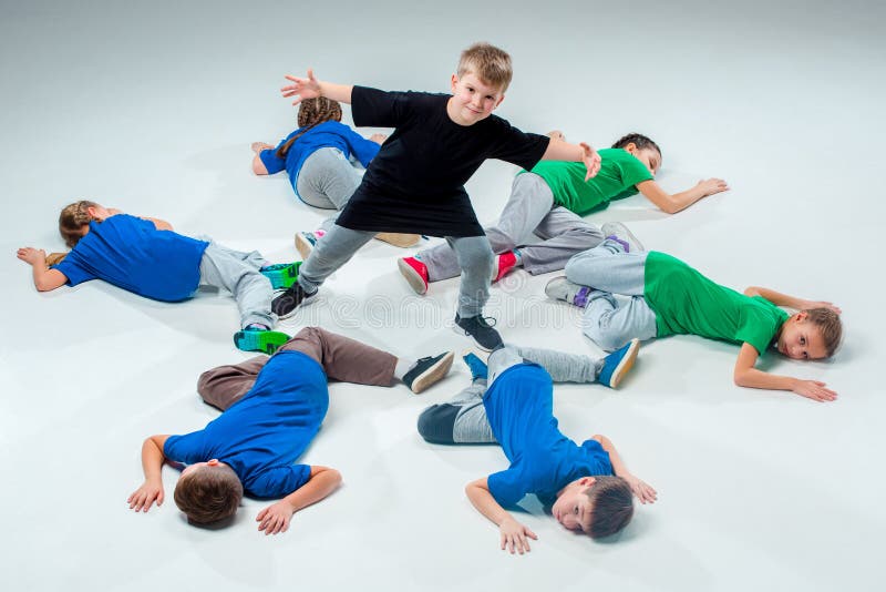 Die der Straße, flippigen und modernen Tänzer der Kindertanzschule, des Balletts, des Hip-Hop, lizenzfreies stockfoto Die der Straße, flippigen und modernen Tänzer der Kindertanzschule, des Balletts, des Hip-Hop, lizenzfreies stockfoto