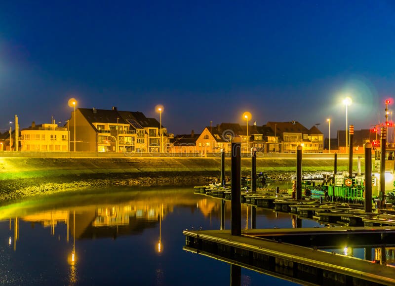 Die Docks von Blankenberge mit Ansicht über die Straße und die Gebäude, beleuchtete Stadt bis zum Nacht, Architektur einer populä stockfotos Die Docks von Blankenberge mit Ansicht über die Straße und die Gebäude, beleuchtete Stadt bis zum Nacht, Architektur einer populä stockfotos