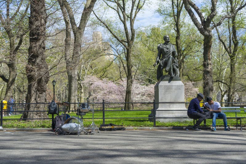 Die Duojazzband, die im Einkaufszentrum durchführen und literarischer Weg im Central Park in New York, USA lizenzfreie stockfotos Die Duojazzband, die im Einkaufszentrum durchführen und literarischer Weg im Central Park in New York, USA lizenzfreie stockfotos