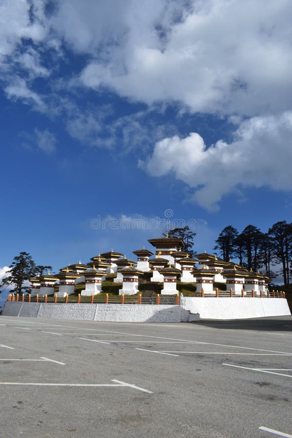 Die 108 Erinnerungs-chortens oder stupas, die als Druk Wangyal Chortens beim Dochula bekannt sind, ?berschreiten, Bhutan stockfoto Die 108 Erinnerungs-chortens oder stupas, die als Druk Wangyal Chortens beim Dochula bekannt sind, ?berschreiten, Bhutan stockfoto