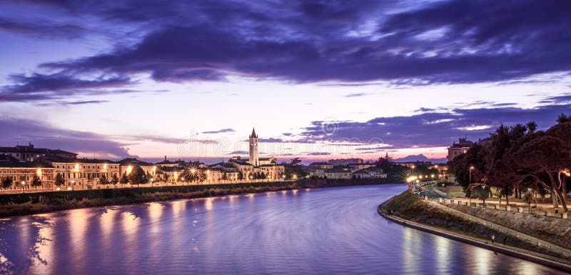 Die Etsch-Fluss in der Mitte von Verona-Stadt lizenzfreie stockbilder Die Etsch-Fluss in der Mitte von Verona-Stadt lizenzfreie stockbilder