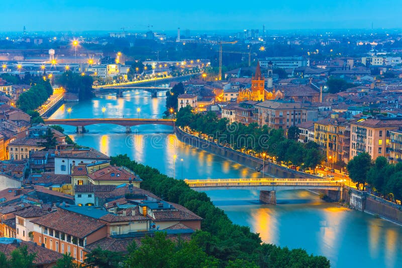 Die Etsch und Brücken in Verona nachts, Italien stockfoto Die Etsch und Brücken in Verona nachts, Italien stockfoto