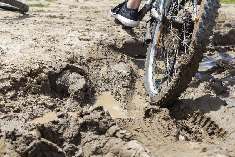 Die Fahrradfelge wird im Schlamm gehaftet Abschluss oben lizenzfreie stockfotos Die Fahrradfelge wird im Schlamm gehaftet Abschluss oben lizenzfreie stockfotos