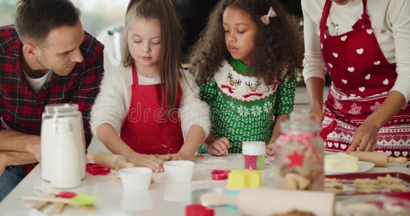 Die Familie bereitet Weihnachtskekse in der Küche zu