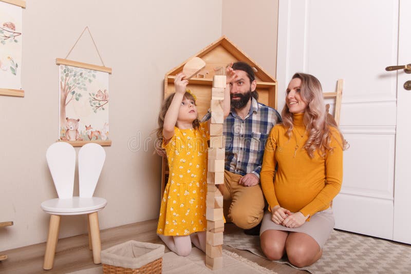 Die Familie wartet auf eine neue Ergänzung lizenzfreie stockfotografie
