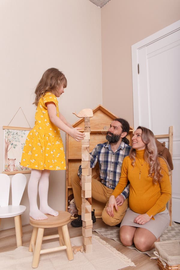 Die Familie wartet auf einen neuen Zusatzstoff lizenzfreies stockbild