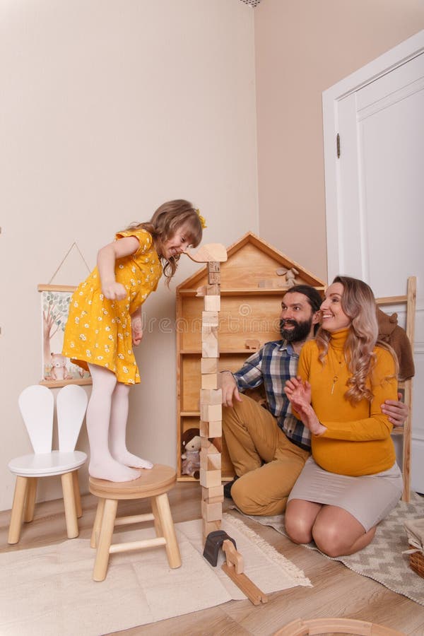 Die Familie wartet auf einen neuen Zusatzstoff lizenzfreies stockfoto